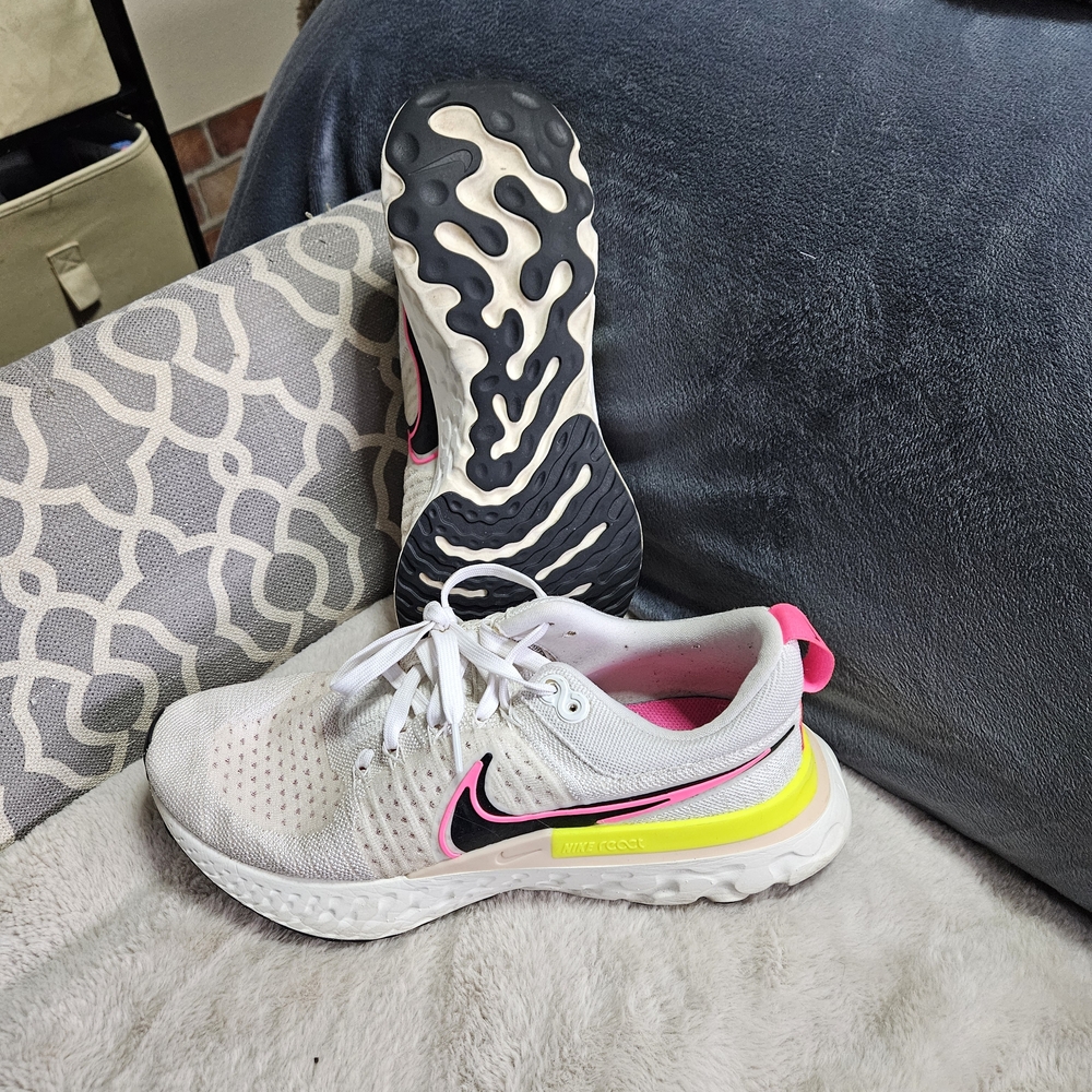 Nike Men’s White Running Shoes with Pink and Neon Yellow Highlights